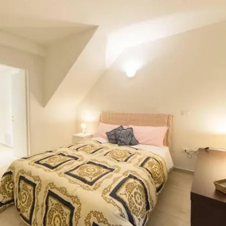 La Casa Nel Borgo Sul شقة بيسوني